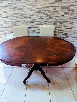 Italian dining table like new with carved legs and extension