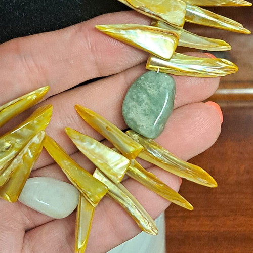Short necklace with shell chips and natural stones