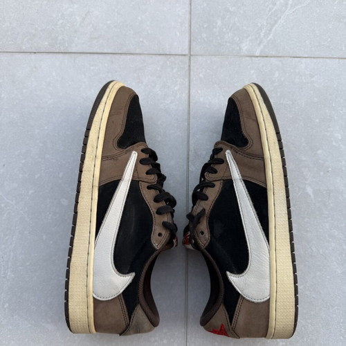 Jordan 1 Low Mocha sneakers like new, size 44, Travis Scott