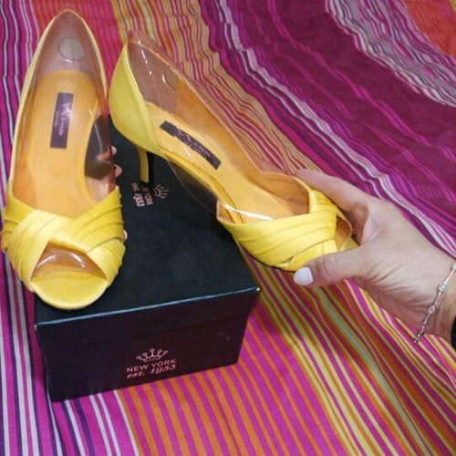 Women's satin fabric pumps like new, size 38, yellow