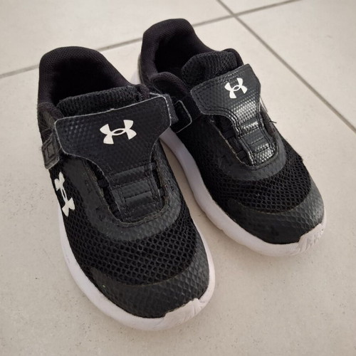 Under Armour Surge 3 kids' athletic shoes used, size 27, black