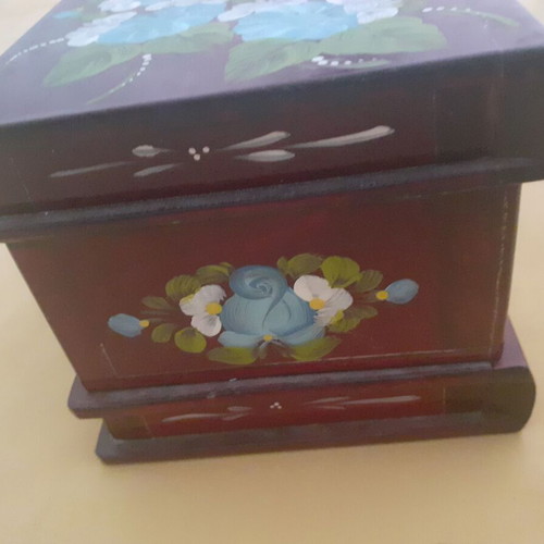 Collectible wooden jewelry box like new with key