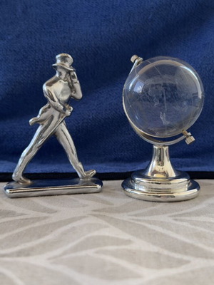 Johnnie Walker vintage σετ με μεταλλική φιγούρα Striding Man και κρυστάλλινη υδρόγειο