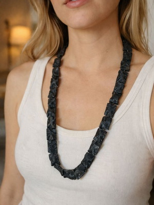 Vintage necklace made of volcanic lava 88cm like new, black