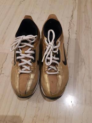 Nike αθλητικά παπούτσια σαν καινούργια, μαύρο και χρυσαφί, μέγεθος 38