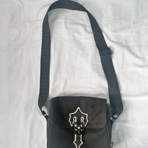 Trapstar Irongate μαύρο τσαντάκι ώμου με αγκράφα και λογότυπο