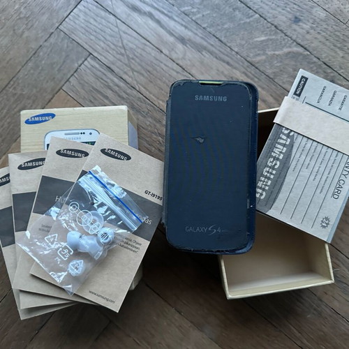 Κουτί και θήκη Samsung Galaxy S4 mini μεταχειρισμένα