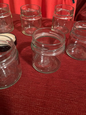 Glass jars like new, 6 pieces with 3 lids