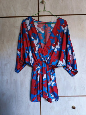 Boho-Chic Floral Tunic like new with batwing sleeves, size M