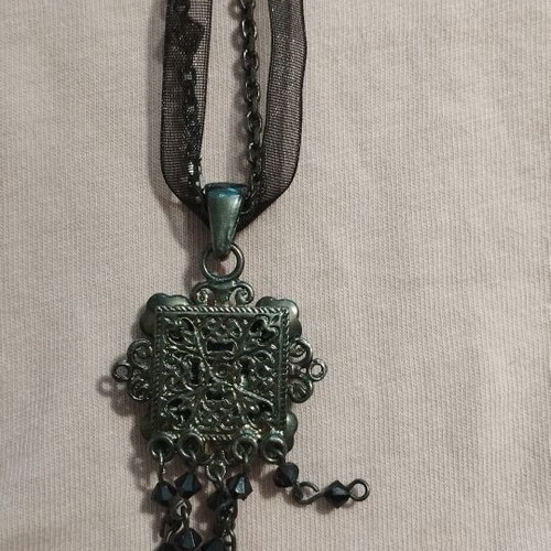 Gothic Victorian pendant necklace with organza ribbon and black stones like new