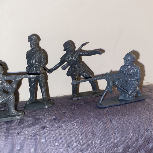 Vintage Plastic World War II Soldiers Collection used, set of 9