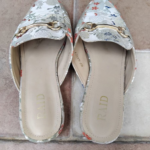 Mules RAID size 39 like new, floral brocade with gold details