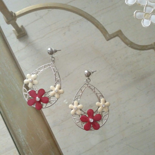 Bijou hoop earrings new, silver with ecru and fuchsia daisies