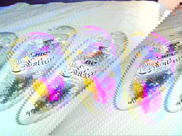 BIC Miss Soleil Ξυραφάκια Μιας Χρήσης Colour Collection 3 Λεπίδες 4τεμ ( 3 πακέτα)