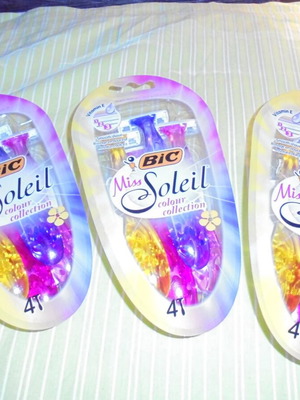 BIC Miss Soleil disposable razors new, 3 packs 4 blades