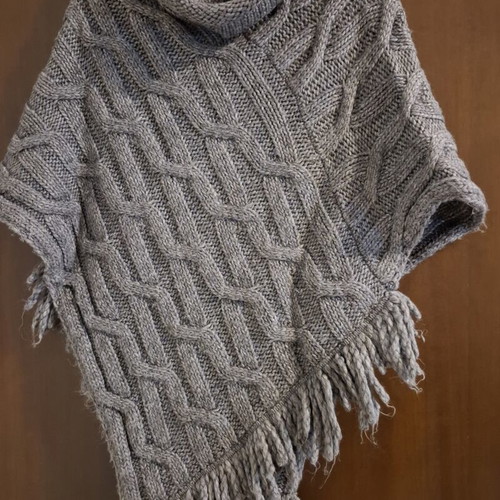 Rinascimento cape size M-L, like new, gray, warm winter poncho with fringes