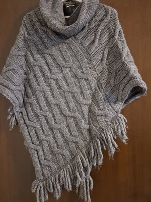Rinascimento cape size M-L, like new, gray, warm winter poncho with fringes