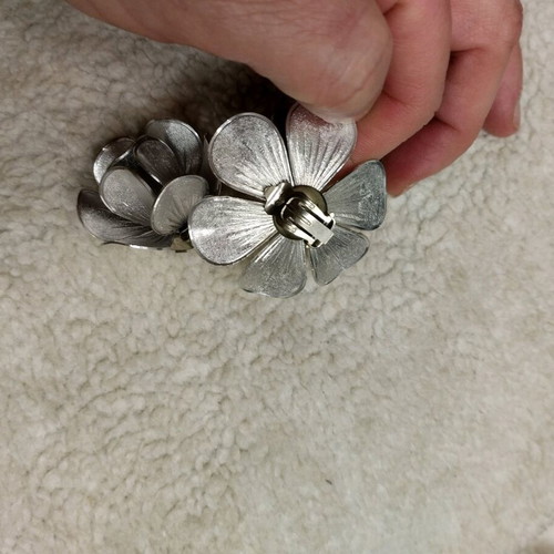 Clip-on earrings new, silver flowers