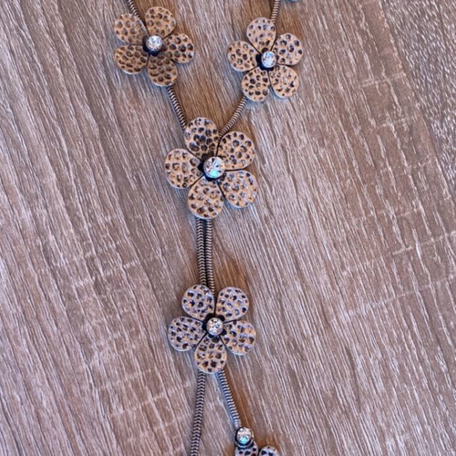 Necklace with flowers new, silver color