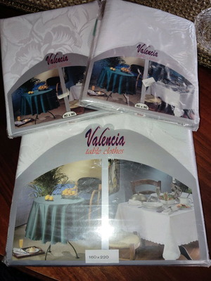 Valencia tablecloth new with napkins