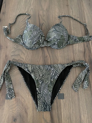 Swimsuit new, medium size, black and green with padding