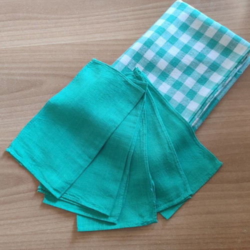 Checkered tablecloth with 6 green cloth napkins set
