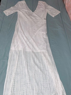 Γυναικείο Guess άσπρο φόρεμα σαν καινούργιο, μακρύ με δαντέλα και φερμουάρ