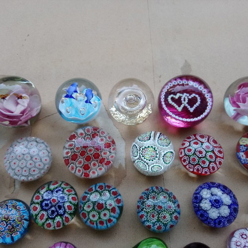 Paperweight collection 100, old antiques and newer Murano, Saint Louis, Baccarat