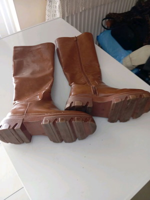 Boots size 38 like new, brown with zipper and knee height