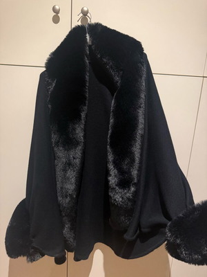 Cape with fur details like new, one size, black