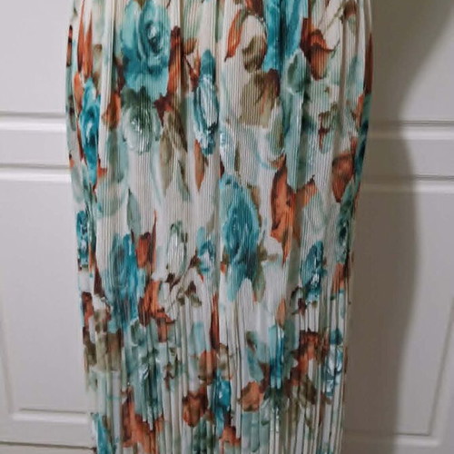 Pagani by Artemis midi chiffon skirt with pleated floral design, like new