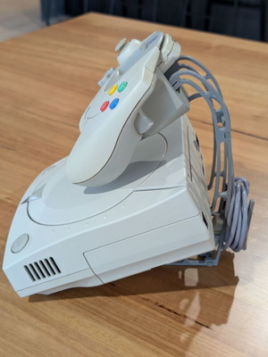 3D Printed Βάση Κονσόλας και Χειριστηρίου με Cable Management για Sega Dreamcast