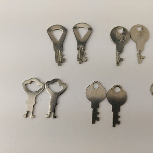 Lot of 14 old keys for suitcases and boxes used