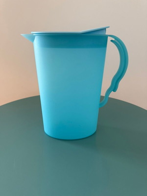Tupperware plastic pitcher 2.1 liters new, blue