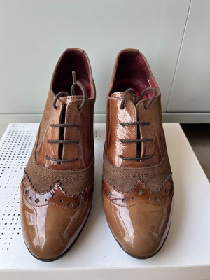 Hispanitas brown pumps used with laces, 8 cm heel