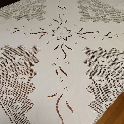 Handmade tablecloth 170 cm diameter like new