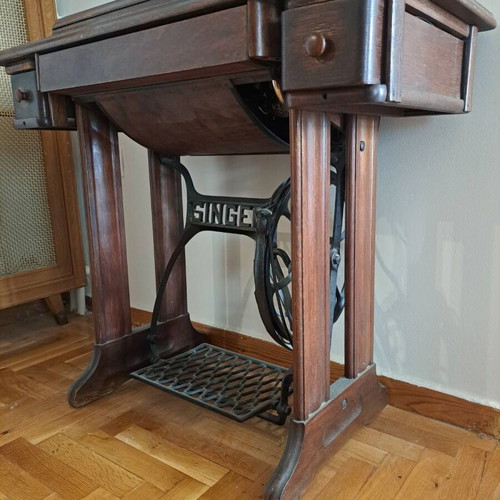 Singer sewing machine used, fully functional