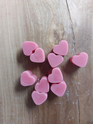 Wax melts like new, 10 heart shapes with caramel scent