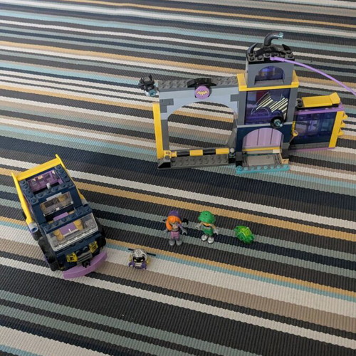 LEGO DC Super Hero Girls 41237 Batgirl Secret Bunker set with figures and vehicle