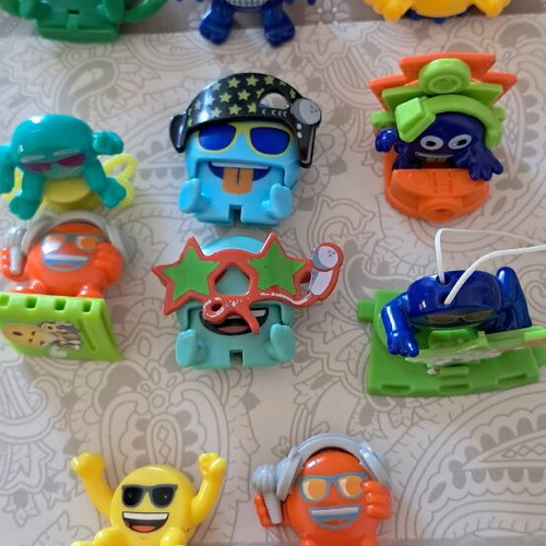 Emoji figures used, set of 11 pieces