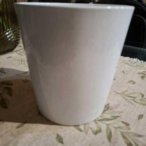 White decorative kaspo vase like new