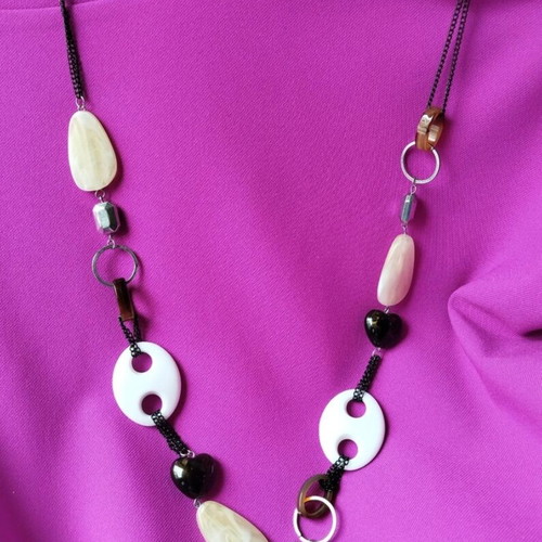 Necklace with large beads in white, beige and brown, like new
