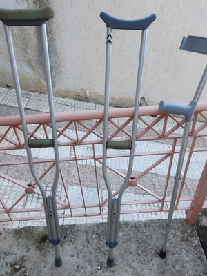 Πατερίτσες και μπαστούνι αγκώνα μεταχειρισμένα με ρυθμιζόμενο ύψος
