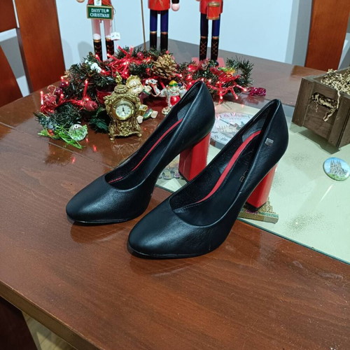 Beatrice Estell leather pumps like new, black with red heel
