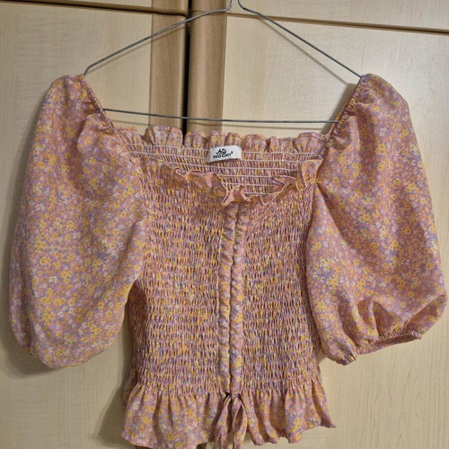 Mochy women's blouse with floral design and puff sleeves like new