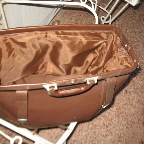 Vintage leather professional or medical bag in very good condition