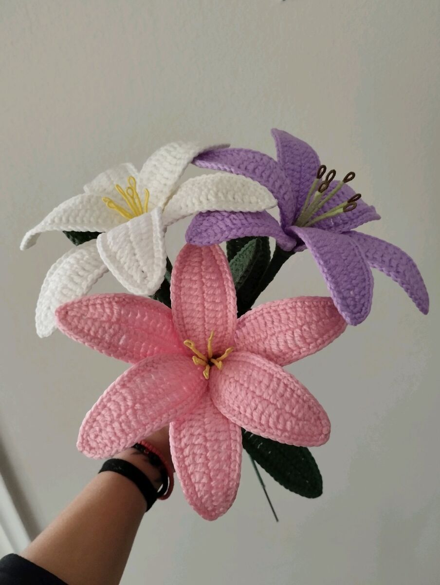 Knitted lily flower new, size 43cm - € 7,00 - Vendora.cy