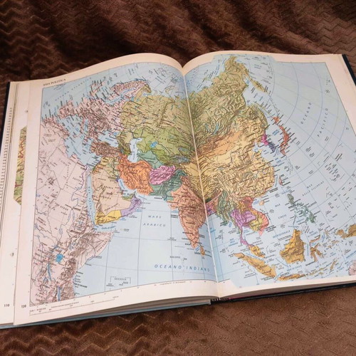 Atlante Geographico De Agostini 1999 like new, Italian atlas