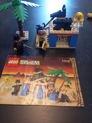 Lego 5938 set with instructions and figures