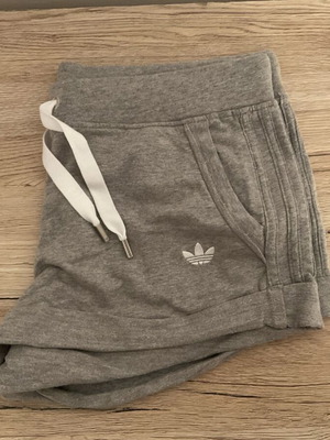 Σορτσάκι Adidas καινούριο, γκρι, μέγεθος 38